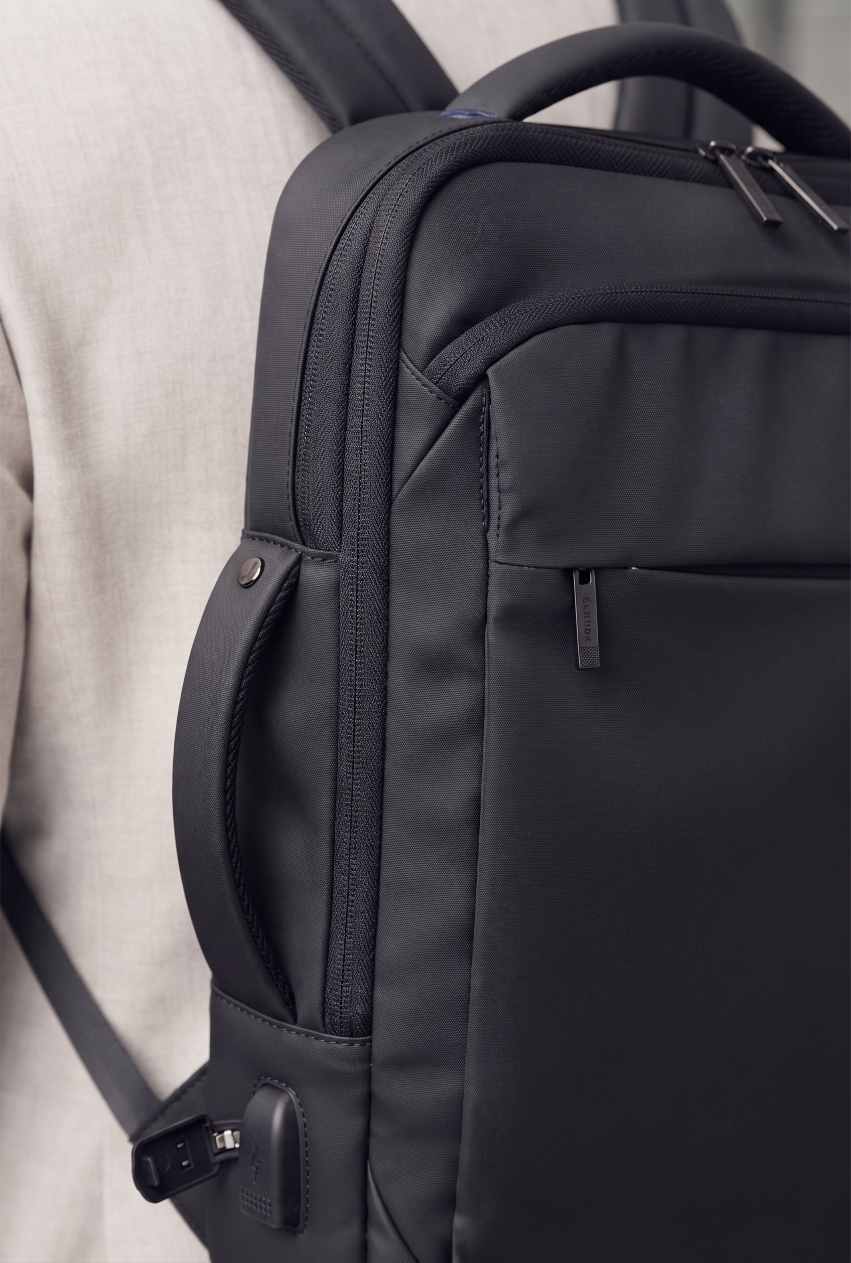 Mochila Couro Sintético USB 17 Litros